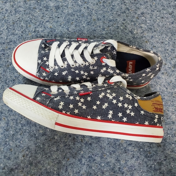 white tennis shoes with stars